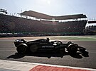 Lewis Hamilton projídí ve svém Mercedesu posledním sektorem okruhu v Mexiku.
