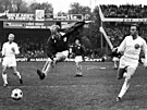 Legendární fotbalista Bobby Charlton v oslavném utkání k 75. výroí Dánské...