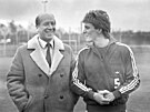 Legenda fotbalu Bobby Charlton (vlevo) s bývalým záloníkem týmu VFB Stuttgart...