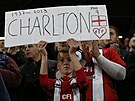 Fanouci Manchesteru United uctili památku legendárního Bobbyho Charltona.