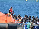 Na El Hierro piplulo v sobotu celkem 783 afrických migrant. Na jednom z lun...