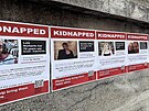 Plakáty s informacemi o rukojmích Hamásu, vyvené v Praze 1 (24. íjna 2023)