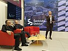 Developer Richard Mor�vek (s mikrofonem) p�edstavil spole�n� s architekty...