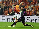 Útoník Galatasaray Mauro Icardi (vlevo) se snaí skórovat v utkání proti...