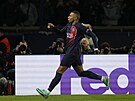 Kylian Mbappé slaví gól, kterým poslal PSG do vedení nad AC Milán.