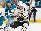 David Pastrák z Boston Bruins jde za pukem v zápase se San Jose Sharks,...