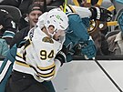 Jakub Lauko (94) z Boston Bruins se petlauje s Givanim Smithem ze San Jose...