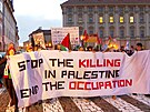 Osvobo�te Gazu, ukon�ete okupaci! Prahou jdou stovky lid� na podporu Palestiny.