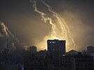 Po útoku Izraele na Pásmo Gazy je vidt kou a záblesky. (28. íjna 2023)