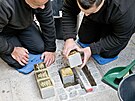 Pokl�d�n� Stolpersteine/Kamen� zmizel�ch p�ed d�m v Riegrov� ulici v Plzni, kde...