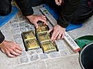 Pokl�d�n� Stolpersteine/Kamen� zmizel�ch p�ed d�m v Riegrov� ulici v Plzni, kde...