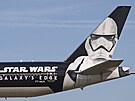 Boeing 777-32W(ER) patícií aerolinkám Latam se vyzdobil v duchu ságy Star Wars...
