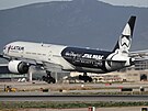 Boeing 777-32W(ER) spolenosti Latam Airlines na barcelonském letiti (31....