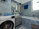 Koupelna je celá stylizovaná do modré barvy, pipomínající ecko.