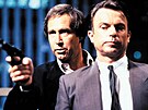 Chevy Chase a Sam Neill ve filmu Neviditelný na útku (1992)