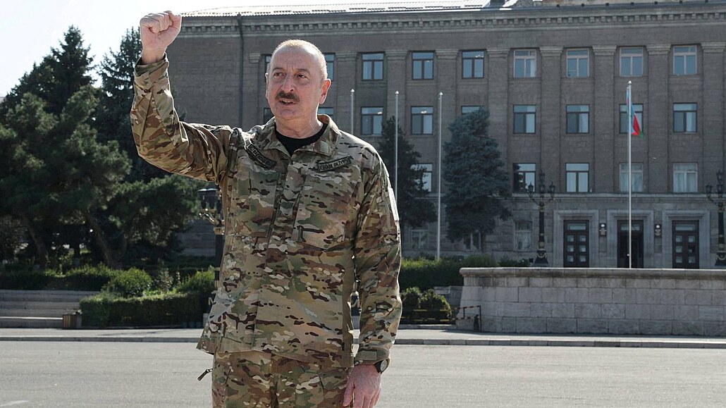 Ázerbájdánský prezident Ilham Alijev pi návtv dobytého Stpanakertu...