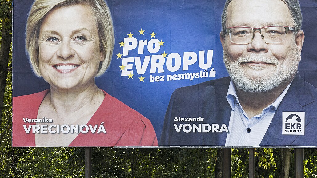 Alexandr Vondra a Veronika Vrecionová na billboardu voleb do Evropského...