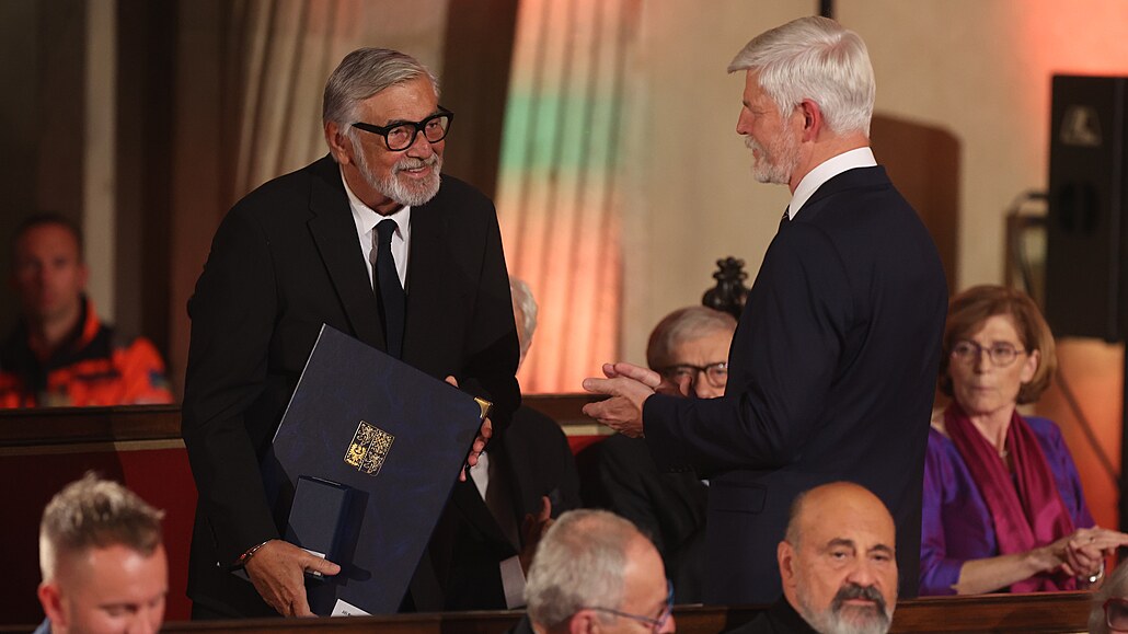 Ji�í Barto�ka p�evzal od prezidenta Petra Pavla medaili Za zásluhy 1. stupn�....