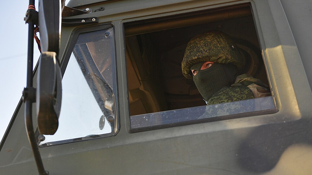 Ruský voják ídí nákladní auto na neznámém míst na Ukrajin. (18. íjna 2023)