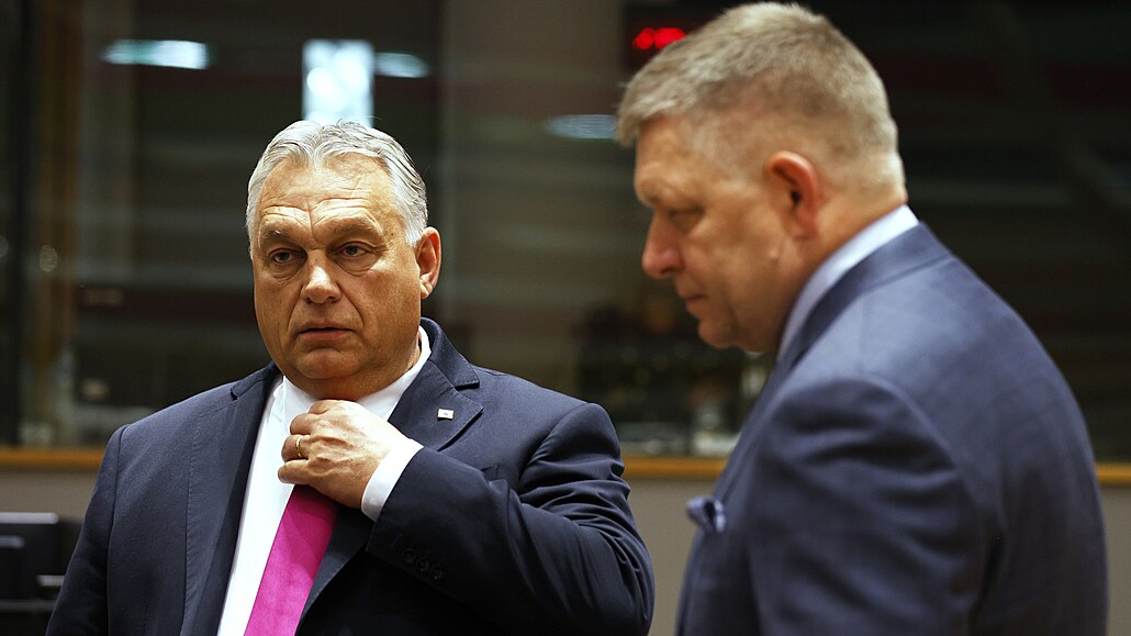 Maarský premiér Viktor Orbán ped summitem EU v Bruselu hovoí se slovenským...