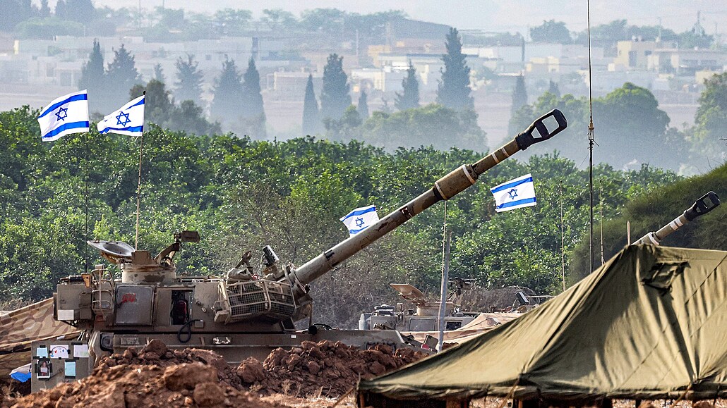 Izraelská samohybná houfnice M109 je umístěna na pozici podél hranice s Pásmem...
