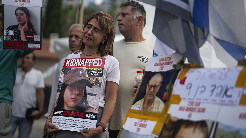 Izraelka drží fotografii unesené ženy během shromáždění, které požaduje návrat...