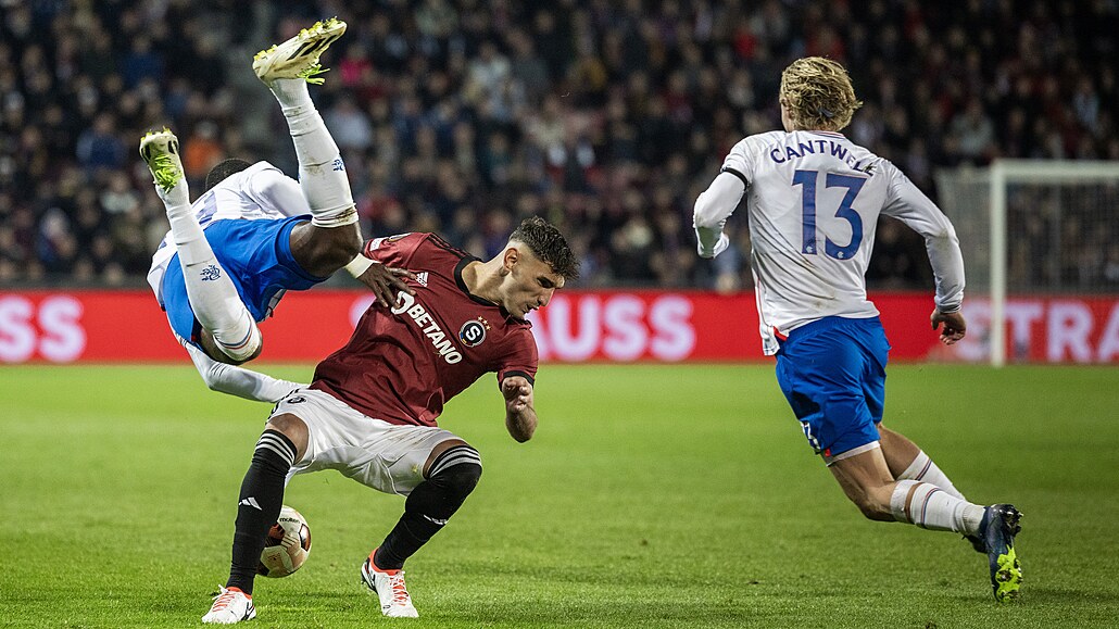 Spar�anský zálo�ník Qazim Laci v souboji s Abdallahem Simou z Rangers.