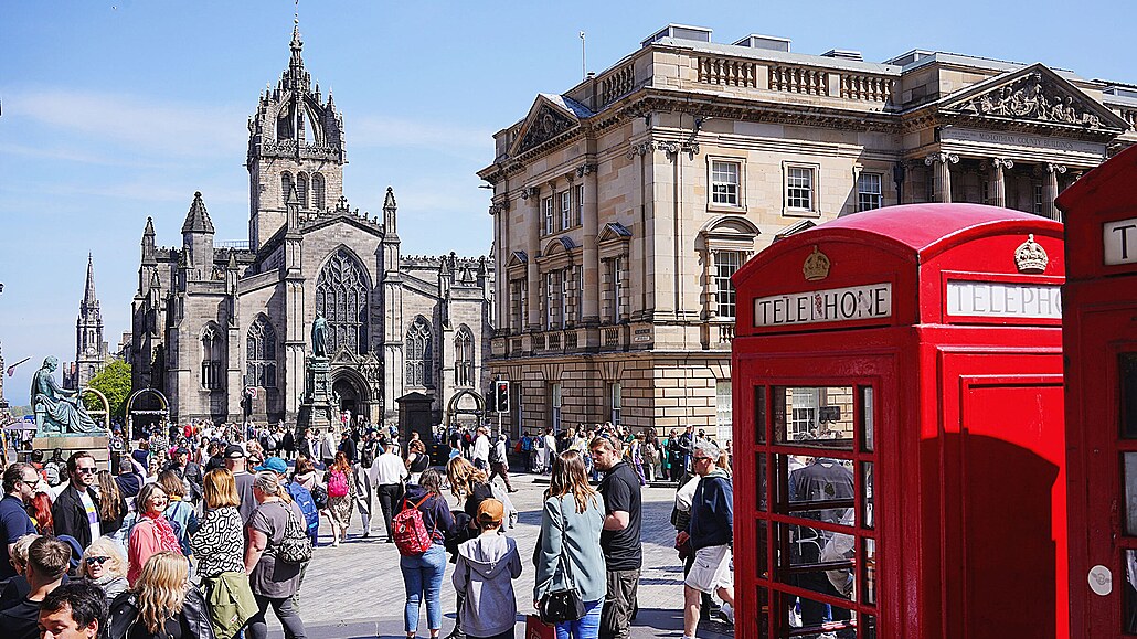 Historická ulice Royal Mile neboli Královská míle v Edinburghu