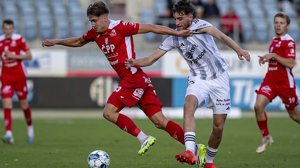 Pardubický úto�ník Tomá� Zlatohlávek (vlevo) a Matou� Nikl z �eských Bud�jovic