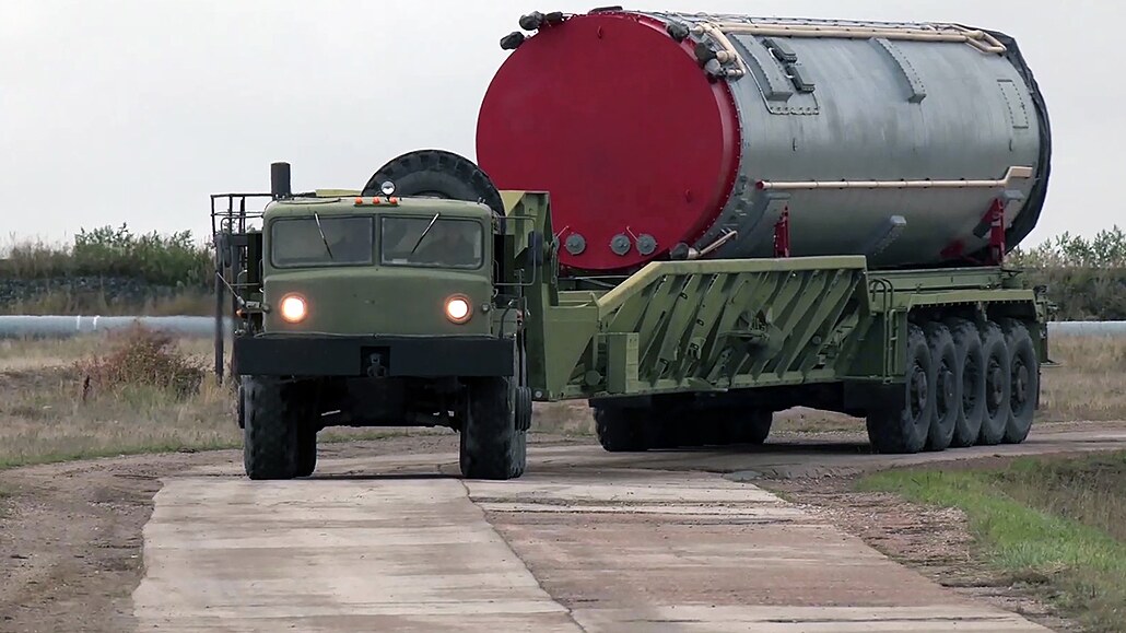 Hypersonický raketový systém Avangard je pepravován do raketového komplexu...