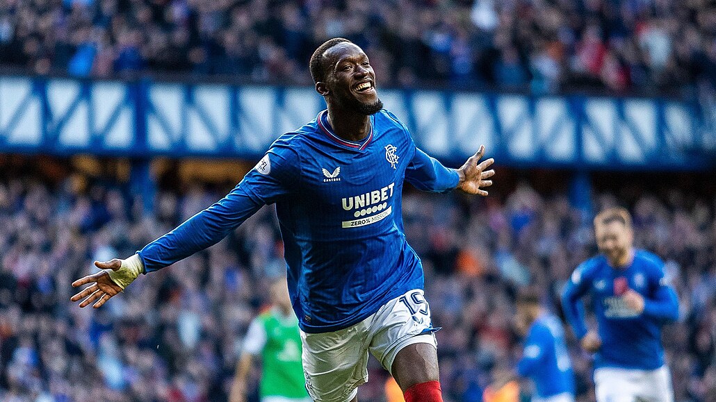 Senegalský úto�ník Abdallah Sima slaví jeden ze svých gól� v dresu skotských...