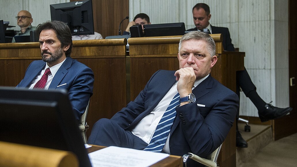 Slovenský premiér Robert Fico (vpravo) a ministr obrany Robert Kali�ák (25....