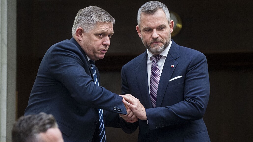 Slovenský premiér Robert Fico (vlevo) a nov zvolený éf parlamentu Peter...