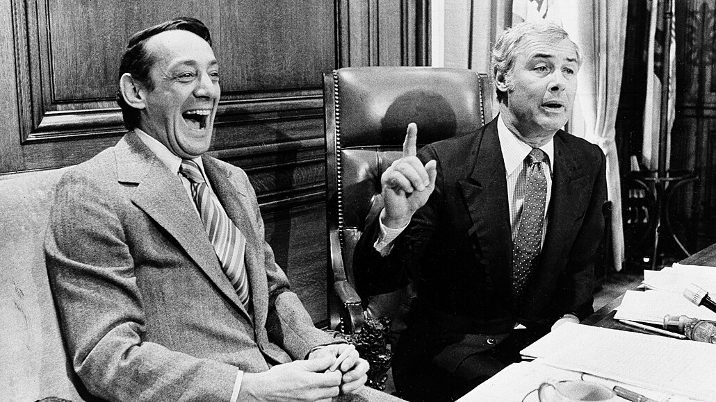 Vítz voleb 1977, nový radní Harvey Milk (vlevo), se starostou msta Georgem...