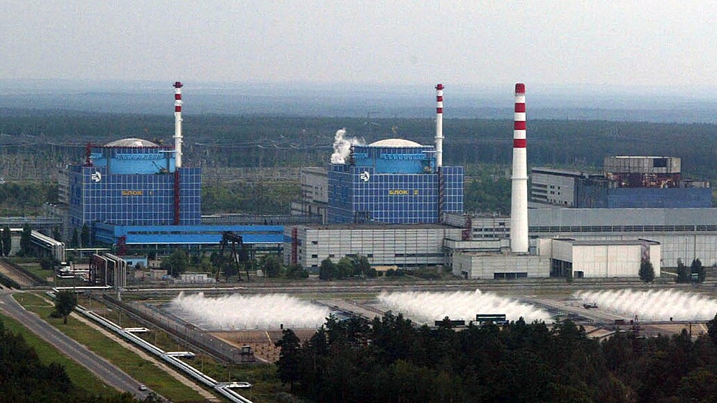 Celkový pohled na Chmelnyckou jadernou elektrárnu z vrtulníku (8. srpna 2004)