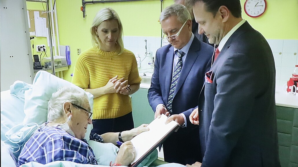Snímek z videa, které zveejnil Vratislav Myná, aby dokázal, e prezident Milo Zeman podepsal pi svém pobytu v nemocnici svolání Snmovny. Na fotografii je i Rydlová.