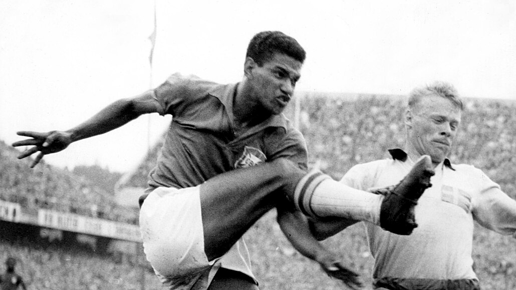 Brazilský fotbalista Garrincha bhem svtového ampionátu v roce 1958