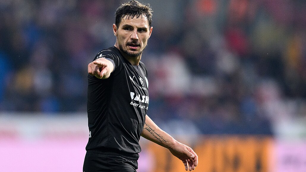 Josef Jind�i�ek z Bohemians se stal nejstar�ím hrá�em fotbalové ligy. V ned�li...