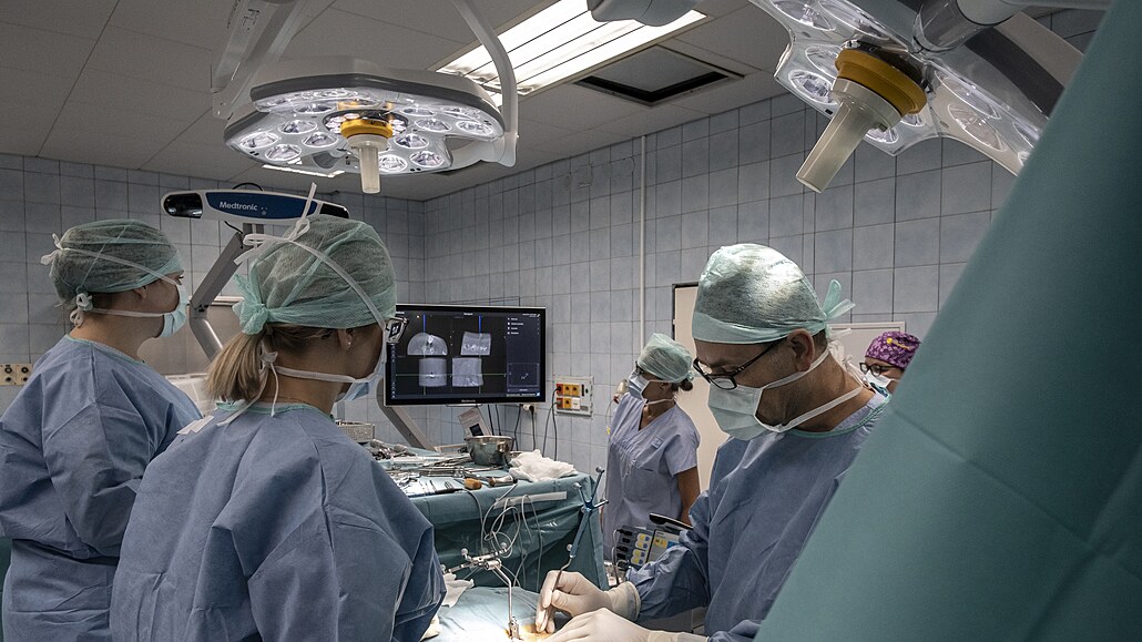 S pomocí mobilního rentgenu dokážou chirurgové v Městské nemocnici Ostrava...