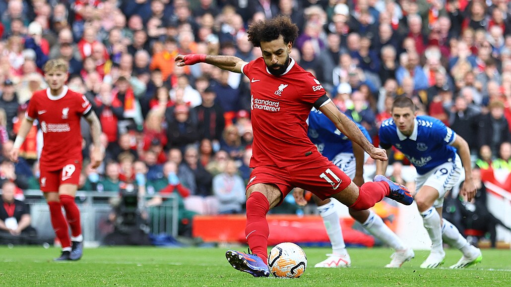 Mohamed Salah z Liverpoolu stílí gól do sít Evertonu.