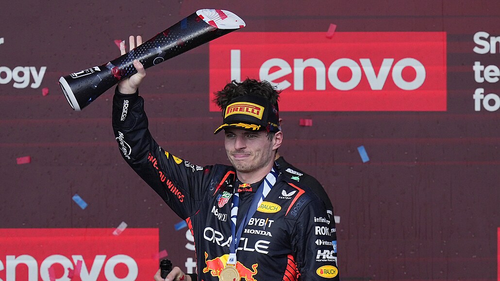 Jistý mistr sv�ta Max Verstappen slaví vít�zství ve Velké cen� USA.