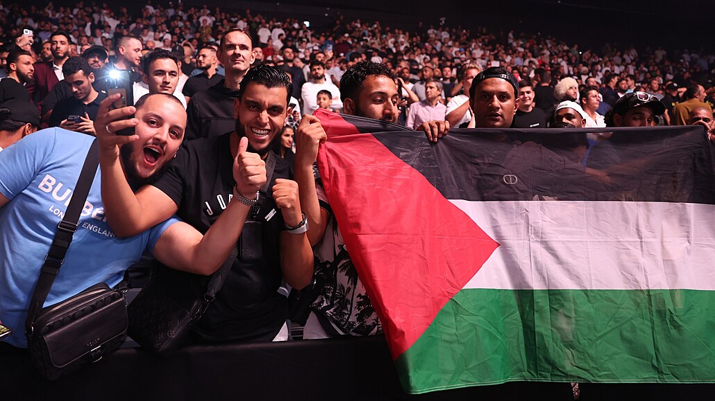 Fanouci s palestinskou vlajkou na turnaji UFC V Abú Zabí.