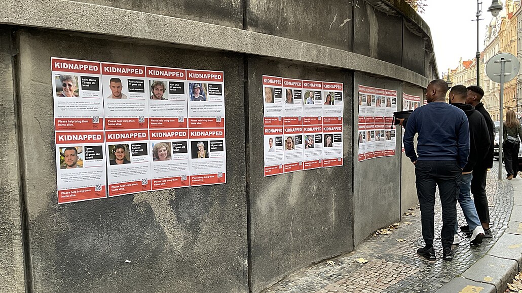 Plakáty s informacemi o rukojmích Hamásu, vyvené na Praze 1 (24.íjna 2023)