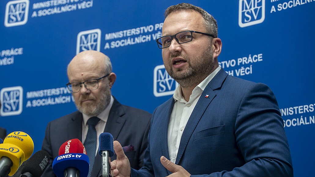 Ministr zdravotnictví Vlastimil Válek (vlevo) a ministr práce a sociálních vcí Marian Jureka.