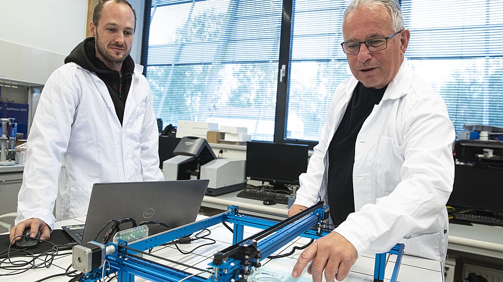 Profesor Even Amler (vpravo) a technik Petr Novotný testují prototyp...