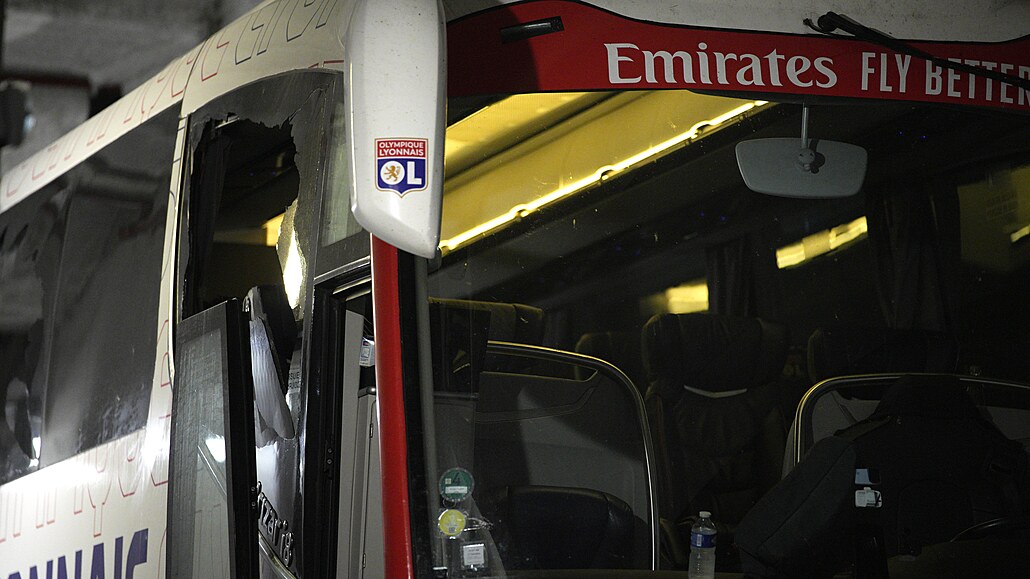 Pokozený klubový autobus Lyonu po útoku fanouk Marseille ped vzájemným...