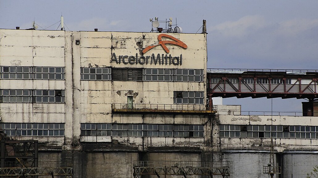 Logo spolenosti ArcelorMittal na budov dolu v prmyslovém mst achtinsk (9....