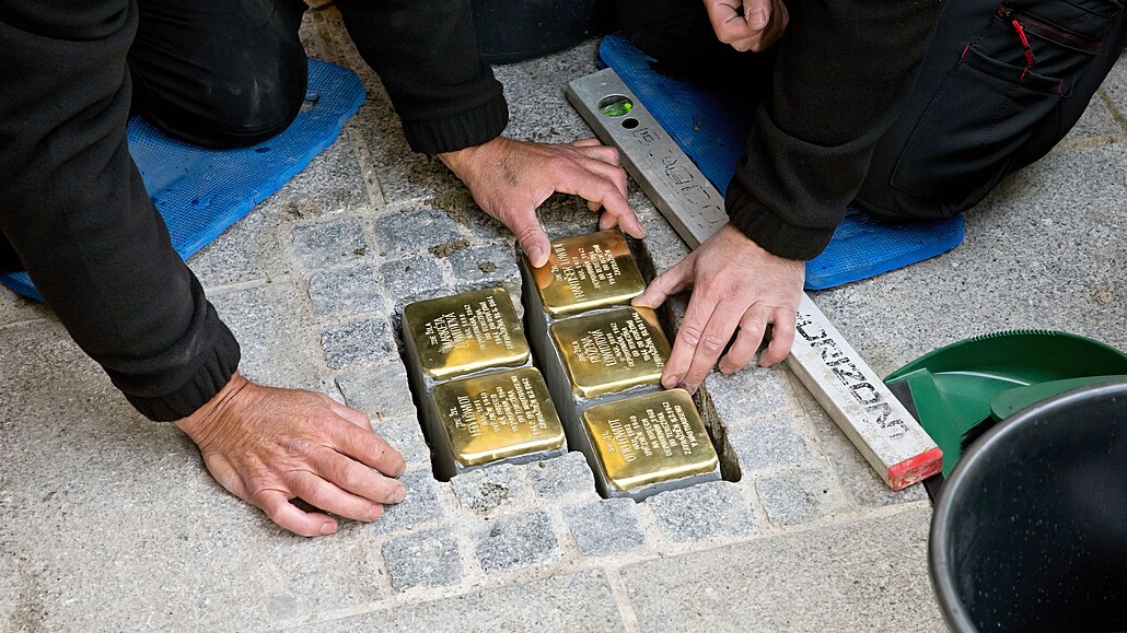 Pokládání Stolpersteine/Kamen� zmizelých p�ed d�m v Riegrov� ulici v Plzni, kde...
