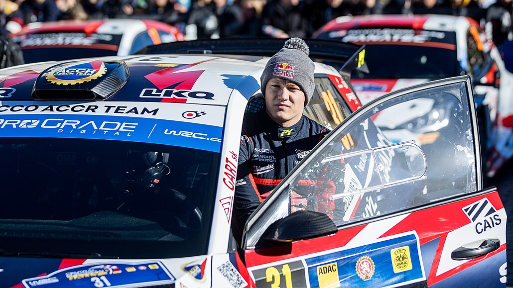 �eský závodník Erik Cais na startu St�edoevropské rallye.