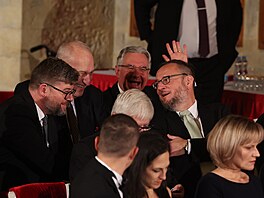 Vladislavský sál se plní hosty pi píleitosti pedávání státních vyznamenání....